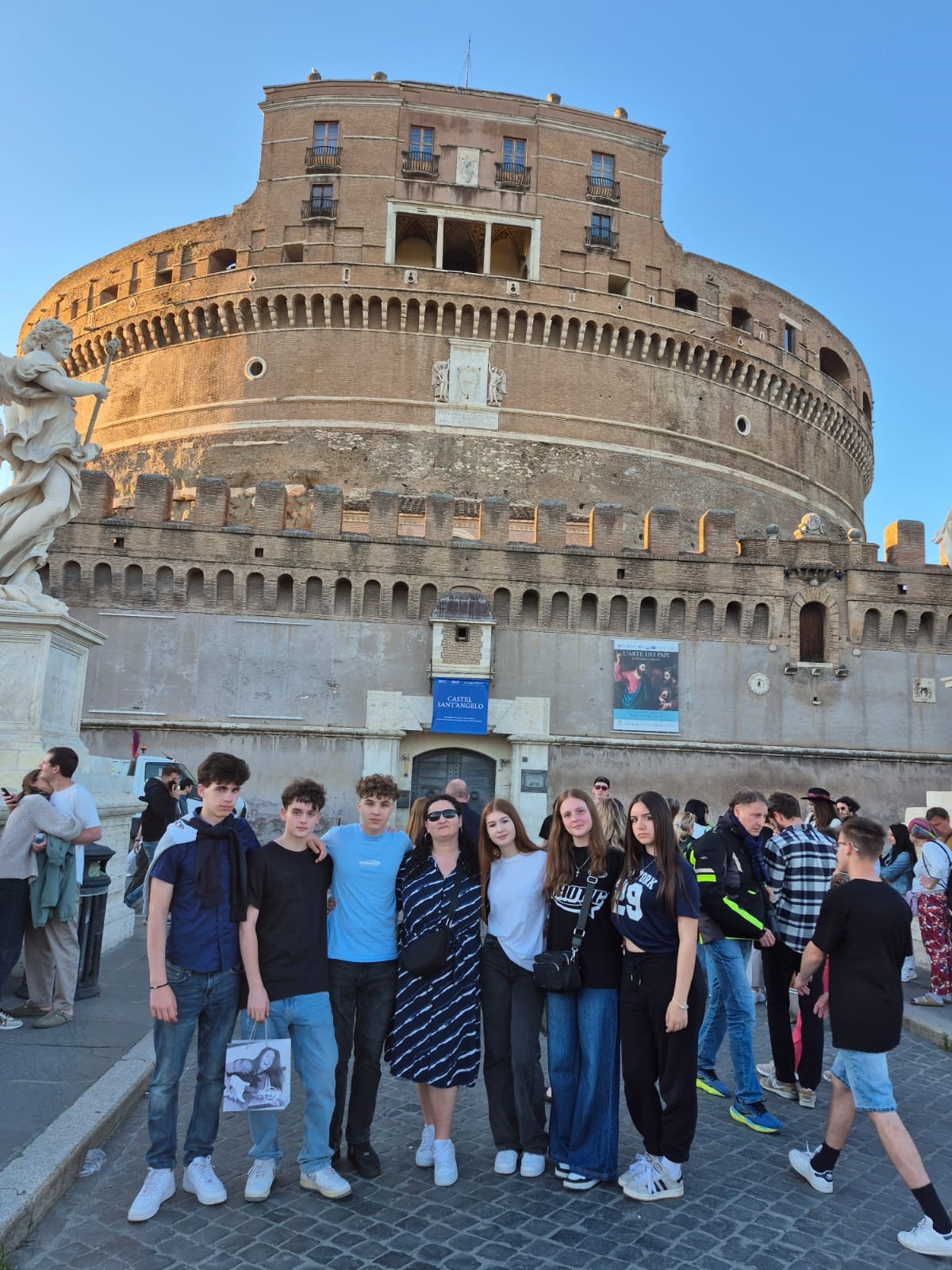 Elevii participanți la mobilitatea GROW în fața unui obiectiv turistic din Roma