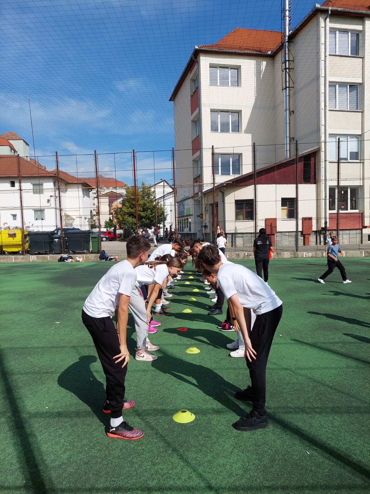 Elevii școlii participă la jocuri sportive de echipă, ediția 2025