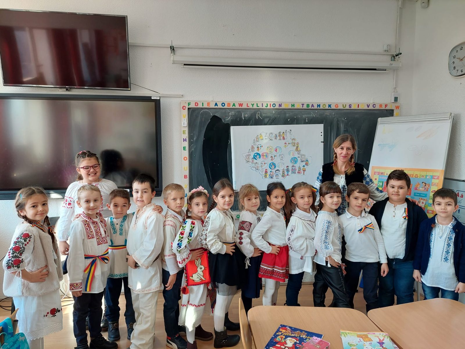 Elevi în costume populare la sărbătoarea de 1 Decembrie