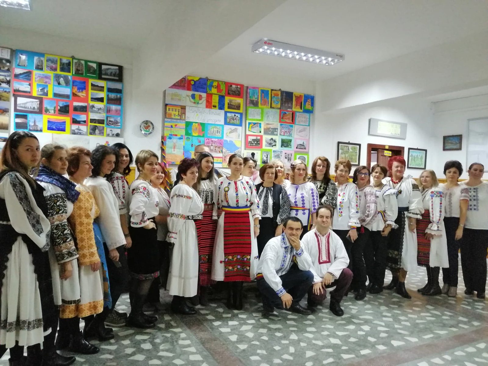Cadrele didactice ale școlii în straie tradiționale, de Ziua Națională a României