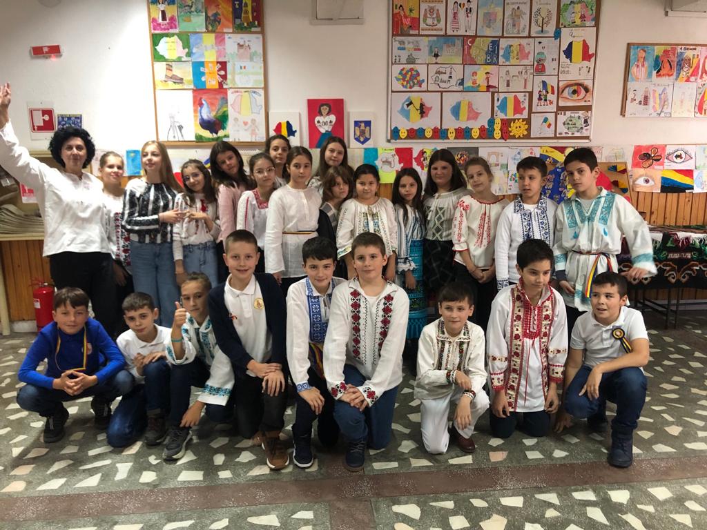 Elevi purtând stegulețe tricolore confecționate la activitățile de 1 Decembrie