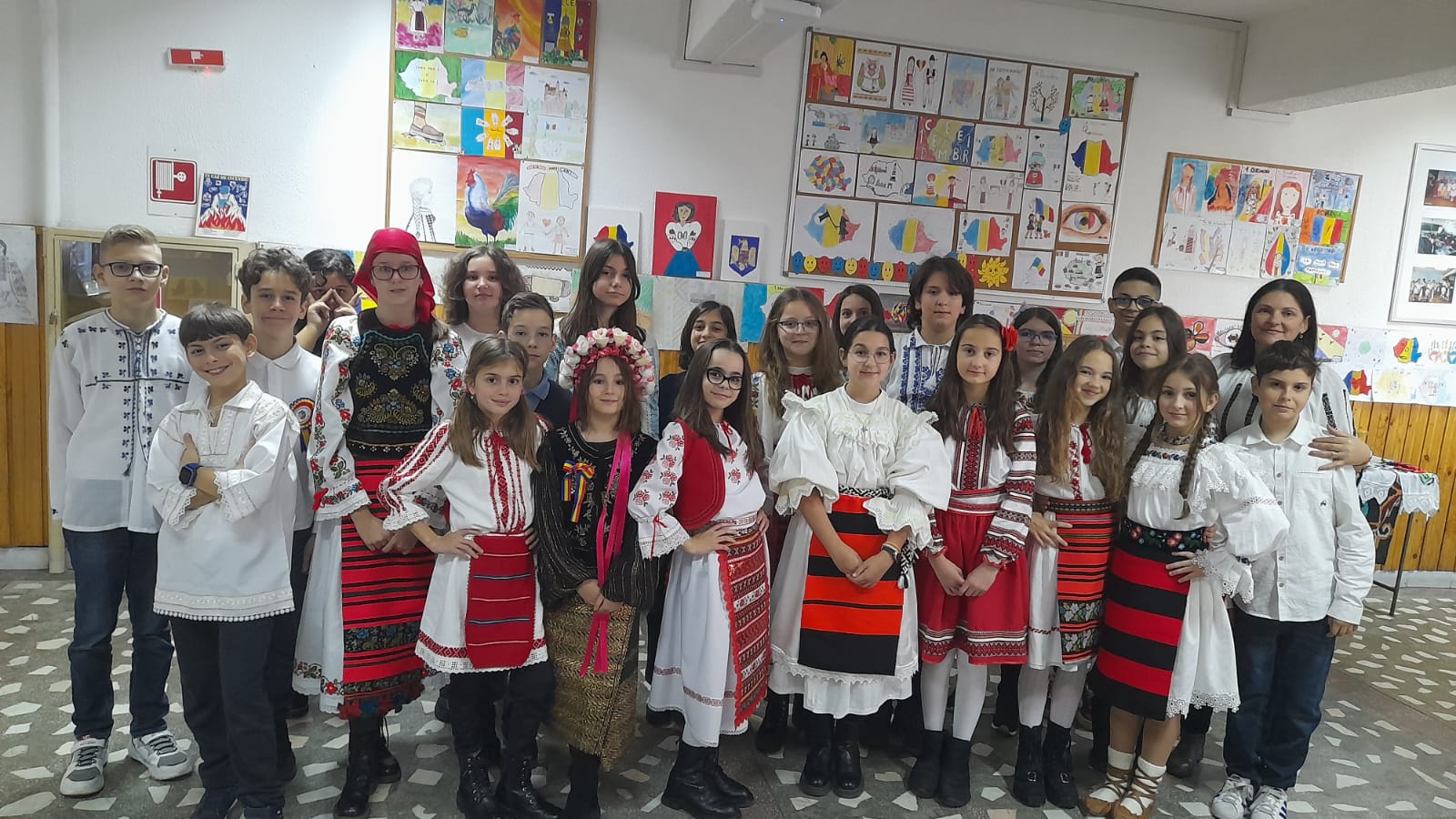 Colectiv de elevi îmbrăcați în ie, la activitatea dedicată Zilei Naționale