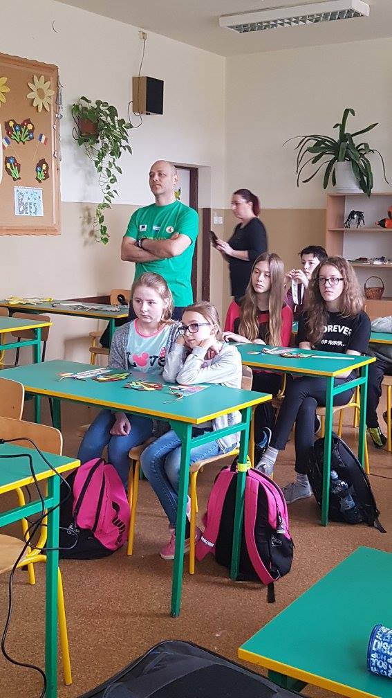Elevi din clasa a II-a realizând un tablou al junglei